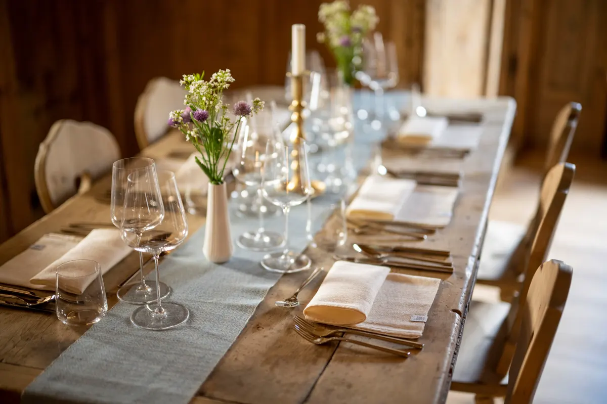 Chalavaina_Tisch mit Tichwäsche.jpg