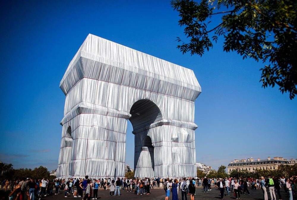 arc-de-triomphe-enveloped-by-a-shimmering-wrapper-in-a-posthumous-installation-by-artist-christo-3224