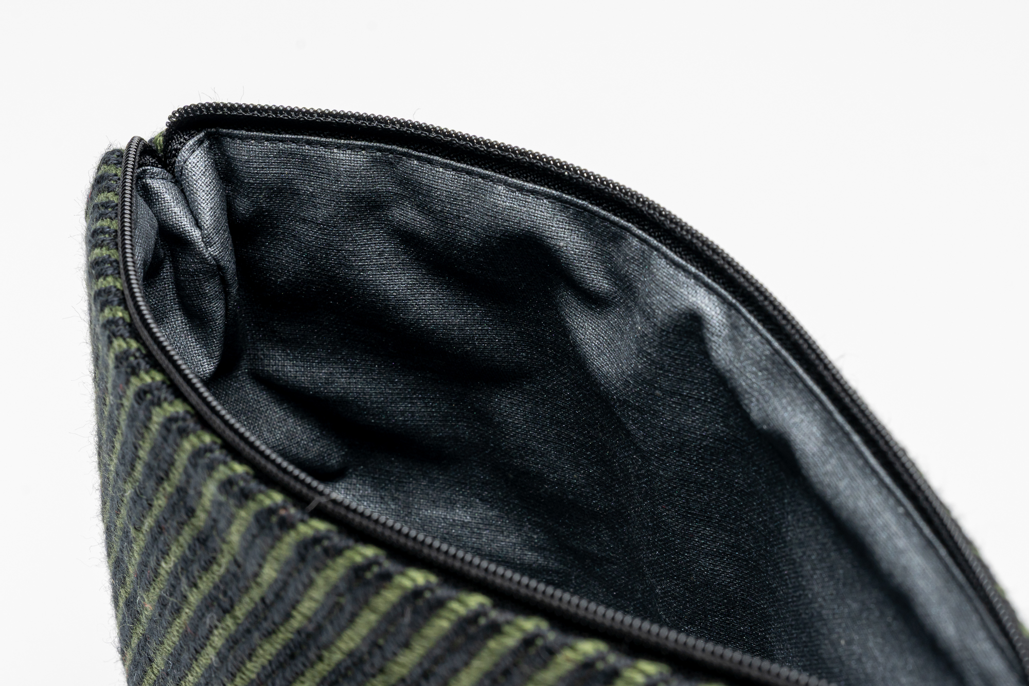 Viadi-fin-d-eivna-Nécessaire-Olive-Low-Res-03 Viadi-fin-d-eivna-Nécessaire-Olive-Low-Res-03