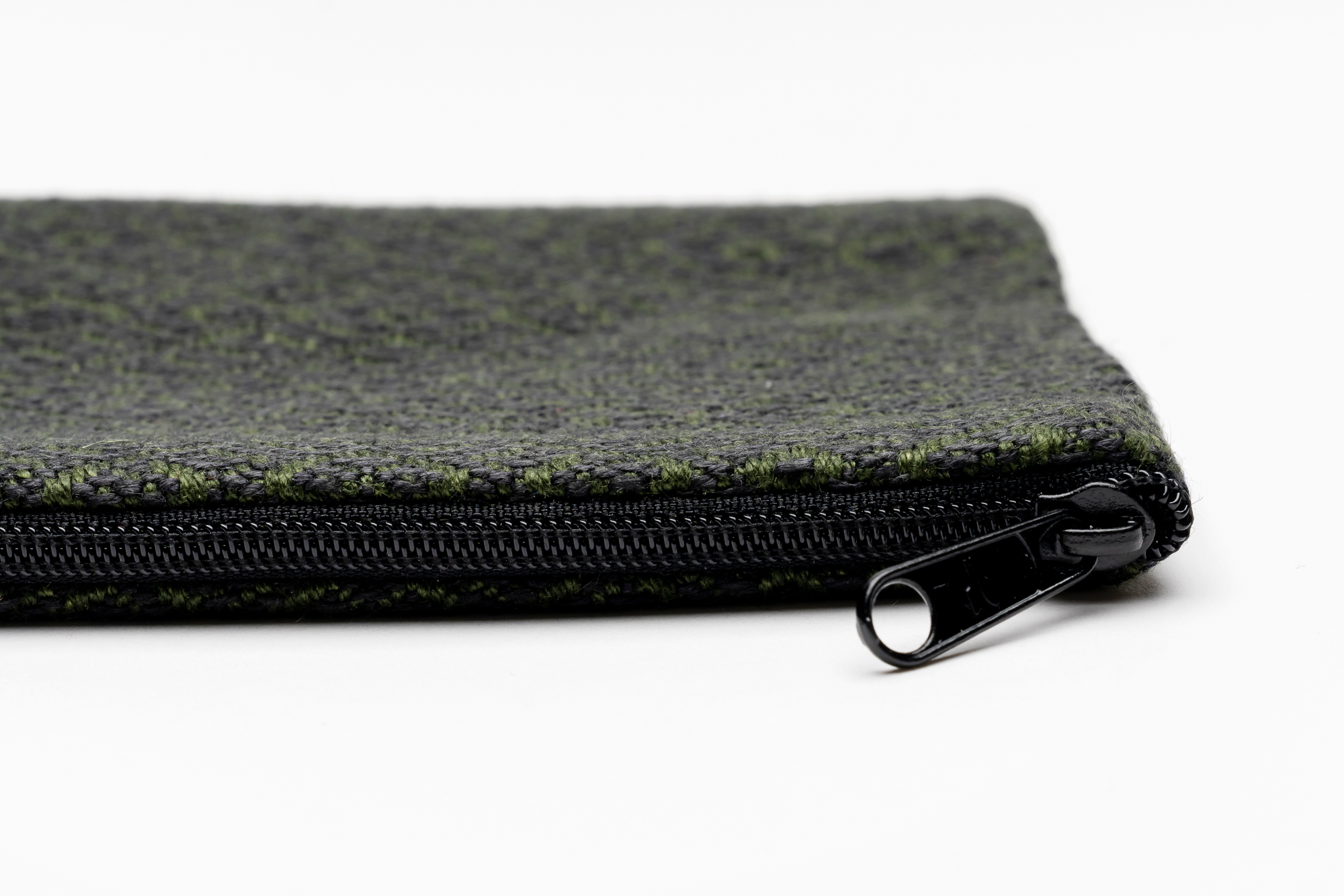 Allegra-Handytasche-Schwarz-Olive-Low-Res-02