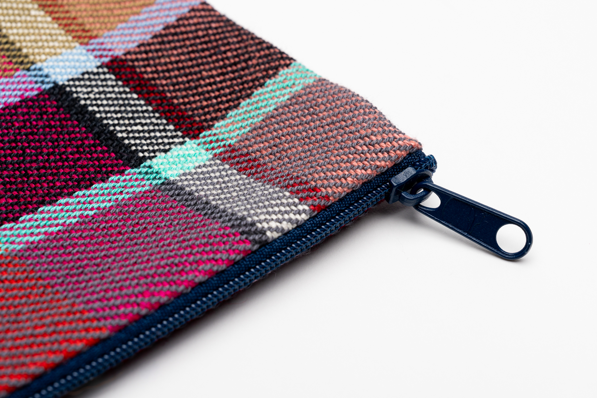 Bun-a-mia-Etui-Rot-Low-Res-03