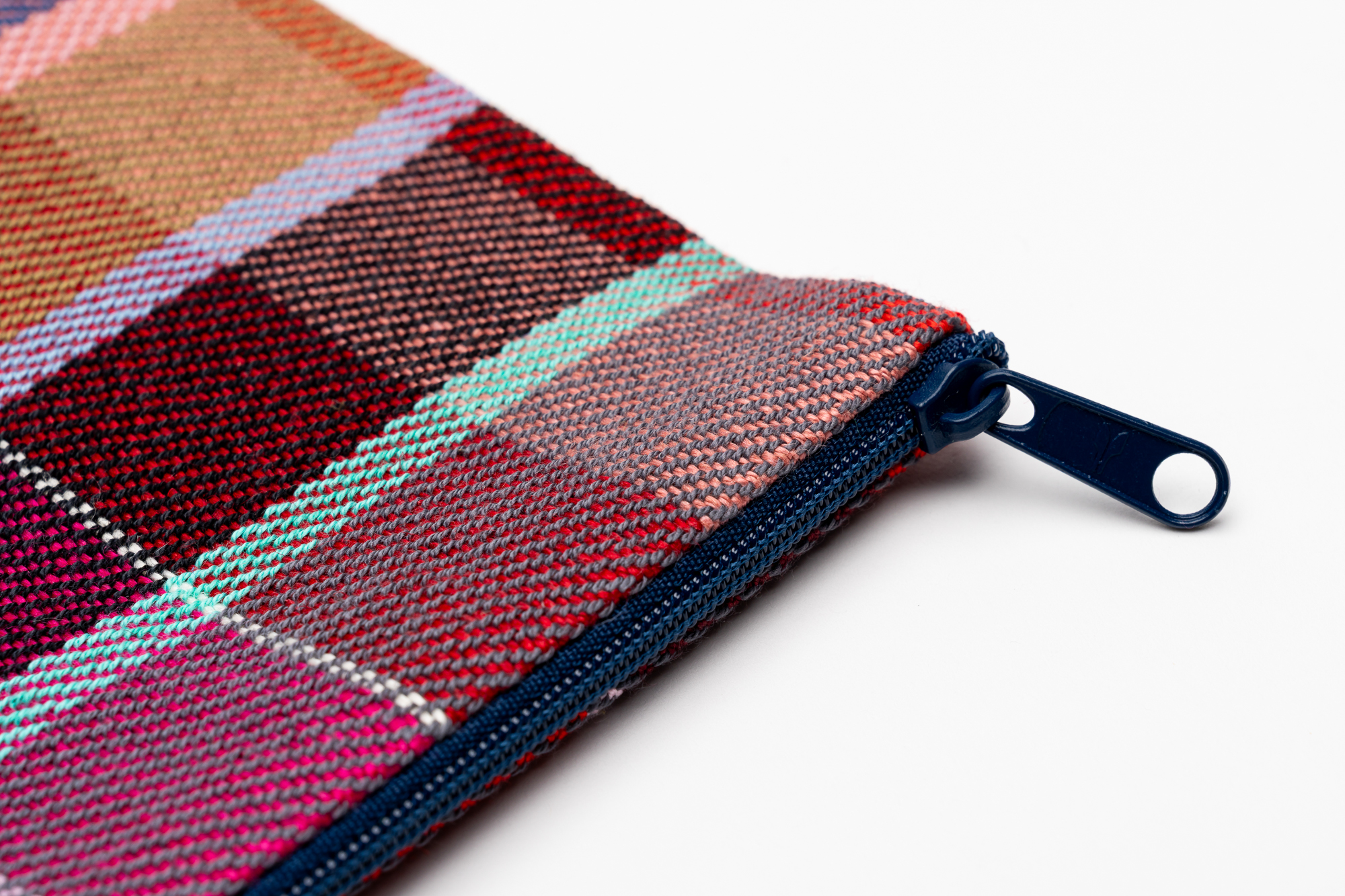 Fadri-Etui-Rot-Low-Res-03