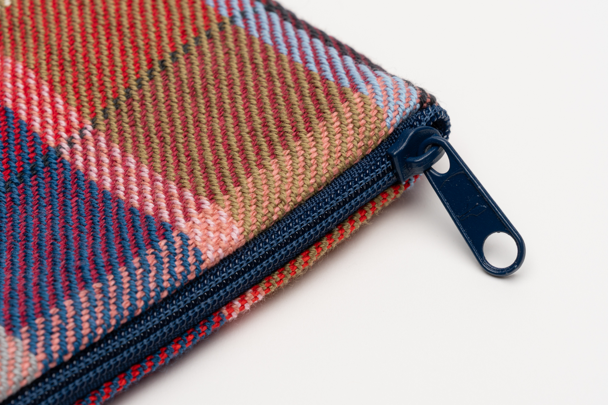 Brida-Etui-Karo-Rot-Low-Res-03